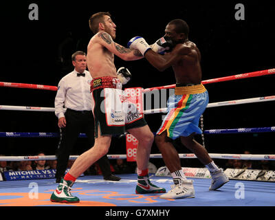 Sam Eggington (a sinistra) in azione contro Joseph Lamptey durante la loro lotta del Commonwealth Welterweight alla Barclaycard Arena di Birmingham. Foto Stock