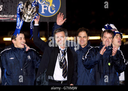 Calcio - Carling Cup - finale - Chelsea / Liverpool - Millennium Stadium. Il manager del Chelsea Jose Mourinho festeggia con la coppa con il suo team di coaching (assistente manager Steve Clarke (r)) Foto Stock