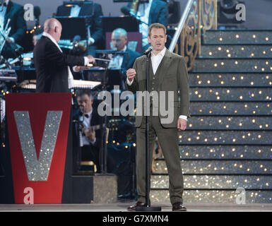 Alexander Armstrong sul palco durante il VE Day 70: Un concerto Party to Remember sulla Horse Guards Parade, Whitehall, Londra. Foto Stock