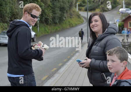 Il principe Harry incontra i membri del pubblico durante la sua visita all'isola di Stewart il secondo giorno del suo tour in Nuova Zelanda. Foto Stock