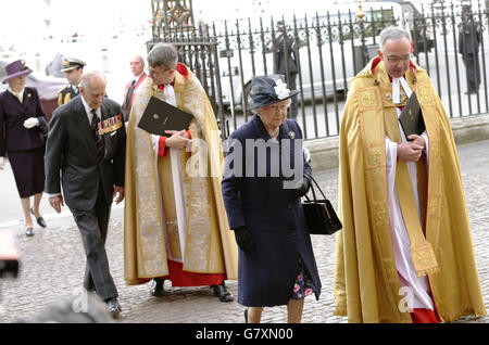 La Regina Elisabetta II e il Duca di Edimburgo sono accolti dal Decano di Westminster, il Revd Dr John Hall (a destra), quando arrivano per un Servizio di Ringraziamento in occasione del 70° anniversario del VE Day, presso l'Abbazia di Westminster a Londra. Foto Stock