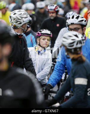 I ciclisti partecipano alla gara ciclistica Marie Curie Cancer Care Etape Caledonia a Pitlochry, Scozia. Foto Stock