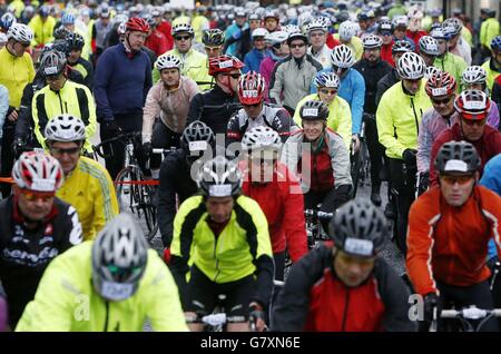 I ciclisti partecipano alla gara ciclistica Marie Curie Cancer Care Etape Caledonia a Pitlochry, Scozia. Foto Stock