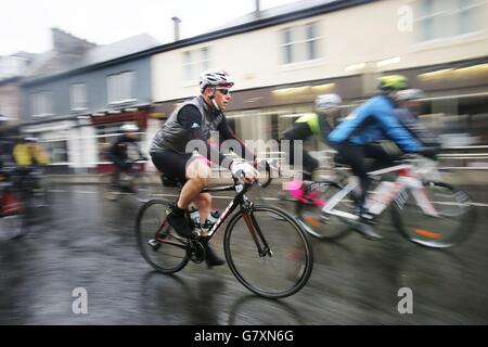 I ciclisti partecipano alla gara ciclistica Marie Curie Cancer Care Etape Caledonia a Pitlochry, Scozia. Foto Stock