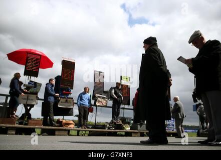 Corse ippiche - Derrinstown Stud Derby Trial Day - Ippodromo di Leopardstown. Racegoers e bookmaker attendono la prima gara durante la Derrinstown Stud Derby Trial Day all'ippodromo di Leopardstown, Dublino, Irlanda. Foto Stock