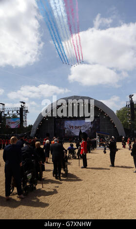 Le frecce rosse volano sopra la Horse Guards Parade a Londra durante una VE Day Parade per celebrare il 70° anniversario della VE Day. Foto Stock