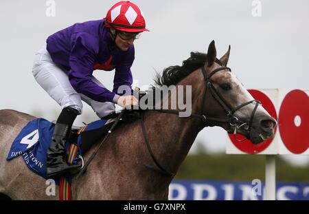 I Success Days indovinati da Shane Foley supera il traguardo per vincere la Derrinstown Stud Derby Trial Stakes durante la Derrinstown Stud Derby Trial Day all'ippodromo di Leopardstown, Dublino, Irlanda. Foto Stock