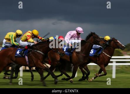 Lean e Keen (seconda a destra) sulla strada per vincere il John R Fitzpatrick Agricultural Contractor handicap durante il Derrinstown Stud Derby Trial Day all'ippodromo di Leopardstown, Dublino, Irlanda. Foto Stock