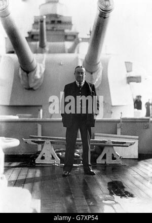 Il primo ministro Stanley Baldwin si trova di fronte al cannone dei nuovi incrociatori pesanti della contea HMS London. Foto Stock