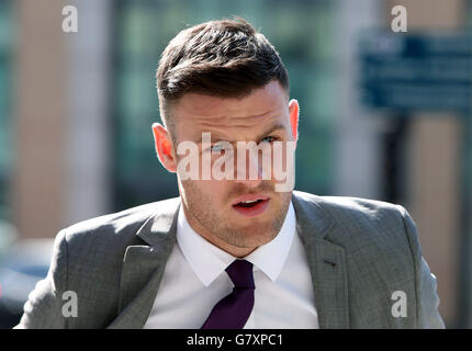 Il calciatore Anthony Stokes arriva alla Corte penale del circuito di Dublino dove è stato ordinato di nuovo davanti a un tribunale l'anno prossimo in seguito a un presunto assalto di un sosia di Elvis. Foto Stock