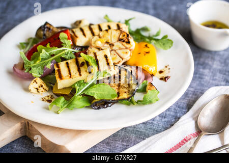 Halloumi con melanzana,pepe e aglio insalata di rucola Foto Stock