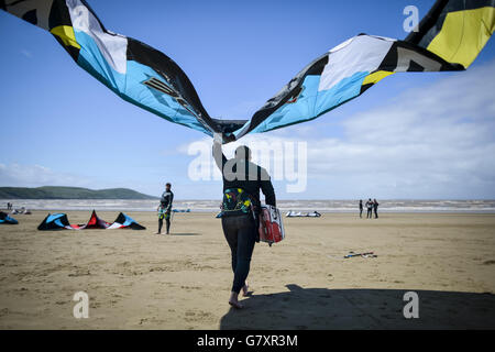 I windsurf e i kitesurfers preparano i loro kites e le tavole come condizioni vicine perfette sono presenti alla spiaggia di Weston-super-Mare in una giornata calda e ventosa nel canale di Bristol, Somerset. Foto Stock