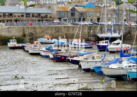 Barche nel porto di Porthleven a bassa marea Cornwall Inghilterra REGNO UNITO Foto Stock