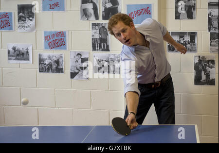 Prince Harry gioca a Ping-pong durante la sua visita per trasformare la tua vita intorno al centro giovanile di Auckland sull'ultima tappa del suo tour in Nuova Zelanda. Foto Stock