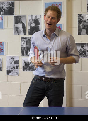 Prince Harry gioca a Ping-pong durante la sua visita per trasformare la tua vita intorno al centro giovanile di Auckland sull'ultima tappa del suo tour in Nuova Zelanda. Foto Stock