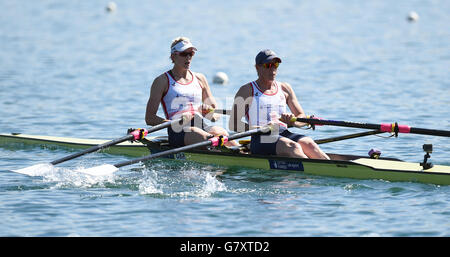 Katherine Grainger (a destra) della Gran Bretagna e il suo partner Double Sculls Victoria Thornley durante una sessione di formazione presso il National Training Center di Caversham. Foto Stock