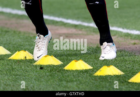 Calcio - Campionato Sky Bet - Middlesbrough v Rotherham United - Riverside Stadium. Vista dettagliata di scarpe e calzini Rotherham United durante un esercizio Foto Stock