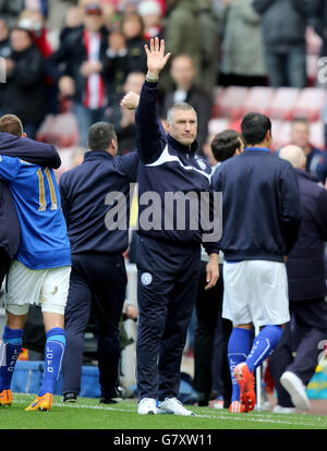 Il responsabile della città di Leicester, Nigel Pearson si fa un'onda ai tifosi dopo la partita della Barclays Premier League allo Stadium of Light, Sunderland. Foto Stock