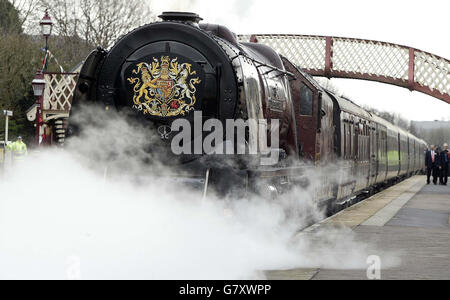 Il treno reale arriva alla stazione di Appleby. Il Principe del Galles viaggiò lungo la strada fino alla linea di Carlisle a Cumbria su un treno reale alimentato a vapore trainato dalla locomotiva a vapore della Duchessa di Sutherland. Foto Stock