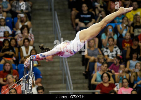 Louis, Missouri negli Stati Uniti d'America. Il 26 giugno, 2016. ALEXANDRA RAISMAN compete su barre durante il 2016 P & G Campionati nazionali tenutasi a Chaifetz Arena, St. Louis, Missouri. © Amy Sanderson/ZUMA filo/Alamy Live News Foto Stock