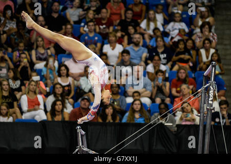 Louis, Missouri negli Stati Uniti d'America. Il 26 giugno, 2016. ALEXANDRA RAISMAN compete su barre durante il 2016 P & G Campionati nazionali tenutasi a Chaifetz Arena, St. Louis, Missouri. © Amy Sanderson/ZUMA filo/Alamy Live News Foto Stock