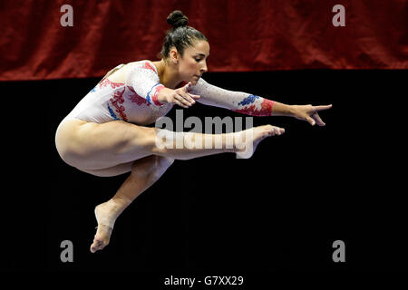 Louis, Missouri negli Stati Uniti d'America. Il 26 giugno, 2016. ALEXANDRA RAISMAN compete sul fascio durante il 2016 P & G Campionati nazionali tenutasi a Chaifetz Arena, St. Louis, Missouri. © Amy Sanderson/ZUMA filo/Alamy Live News Foto Stock