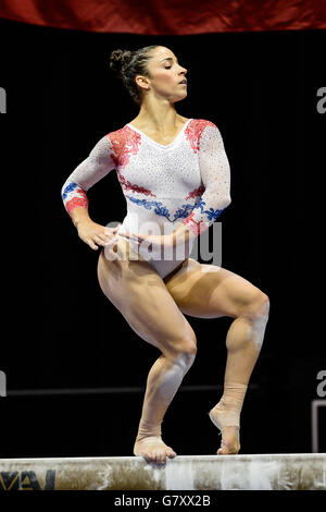 Louis, Missouri negli Stati Uniti d'America. Il 26 giugno, 2016. ALEXANDRA RAISMAN compete sul fascio durante il 2016 P & G Campionati nazionali tenutasi a Chaifetz Arena, St. Louis, Missouri. © Amy Sanderson/ZUMA filo/Alamy Live News Foto Stock