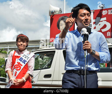 Shinjiro Koizumi, Giugno 24, 2016 Naha, Okinawa, in Giappone : figlio di ex Giappone il primo ministro Koizumi, membro della Camera dei Rappresentanti, Shinjiro Koizumi (R) assiste un moncone discorso del Ministro di Stato per l'Okinawa e Territori del Nord affari, Aiko Shimajiri a Naha, Prefettura di Okinawa, in Giappone il 24 giugno 2016. © AFLO/Alamy Live News Foto Stock