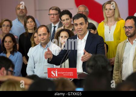 Madrid, Spagna. Il 26 giugno, 2016. Partito Socialista Spagnolo (PSOE) leader Pedro Sanchez (anteriore) parla al PSOE presso la sede centrale a Madrid, capitale della Spagna, il 26 giugno 2016. Il Partito del Popolo di Spagna il vice primo ministro Mariano Rajoy ha vinto la maggior parte dei posti a sedere nelle elezioni politiche di domenica, i risultati preliminari hanno dimostrato. Credito: Javier Ortega Ponce/Xinhua/Alamy Live News Foto Stock