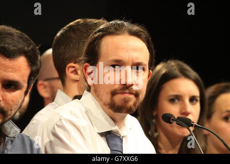 Madrid, Spagna. Il 26 giugno, 2016. Unidos Podemos leader Pablo Iglesias reagisce al partito della sede di Madrid, capitale della Spagna, il 26 giugno 2016. Il Partito del Popolo di Spagna il vice primo ministro Mariano Rajoy ha vinto la maggior parte dei posti a sedere nelle elezioni politiche di domenica, i risultati preliminari hanno dimostrato. Credito: David Fernandez/Xinhua/Alamy Live News Foto Stock