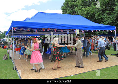 Il Jive e il ballo di Swing tenda, Hanworth Classic Car Show, 26 giugno 2016. Bushy Park, Hampton Court, London Borough of Richmond, Inghilterra, Gran Bretagna, Italia, Regno Unito, Europa. Vintage, classic e American veicolo visualizza plus 40's e 50's dancing e bancarelle. Ottava riunione annuale di raccolta di fondi per la Shooting Star Chase ricovero per bambini. Credito: Ian bottiglia / Alamy Live News Foto Stock