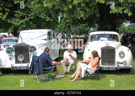 Rolls-Royce Silver Wraith (1947) e Rolls-Royce Silver Cloud (1960), Hanworth Classic Car Show, 26 giugno 2016. Bushy Park, Hampton Court, London Borough of Richmond, Inghilterra, Gran Bretagna, Regno Unito, Regno Unito, Regno Unito, Europa. Mostre di veicoli d'epoca, classici e americani, oltre a balli e bancarelle degli anni '40 e '50. 8° incontro annuale che raccoglie fondi per l'ospizio per bambini Shooting Star Chase. Credito: Ian Bottle / Alamy Live News Foto Stock