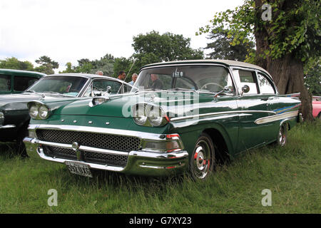 Ford Custom 300 (1958), Hanworth Classic Car Show, 26 giugno 2016. Bushy Park, Hampton Court, London Borough of Richmond, Inghilterra, Gran Bretagna, Regno Unito, Regno Unito, Regno Unito, Europa. Mostre di veicoli d'epoca, classici e americani, oltre a balli e bancarelle degli anni '40 e '50. 8° incontro annuale che raccoglie fondi per l'ospizio per bambini Shooting Star Chase. Credito: Ian Bottle / Alamy Live News Foto Stock