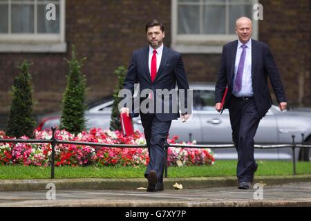 Londra, Regno Unito. Il 27 giugno, 2016. Stephen Crabb Segretario di Stato per il lavoro e le pensioni (sinistra) e Chris temolo, leader della House of Commons arriva per il Partito Conservatore UE Armadietto di emergenza incontro a Downing Street, Londra, UK Credit: Jeff Gilbert/Alamy Live News Foto Stock