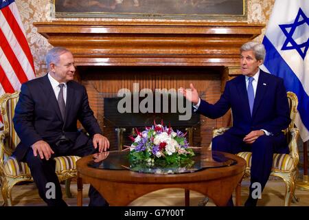 Roma, Italia. Il 27 giugno, 2016. Stati Uniti Il segretario di Stato John Kerry e il Primo Ministro israeliano Benjamin Netanyahu parlare con i media prima della data di inizio del loro incontro bilaterale a Villa Taverna; STATI UNITI Ambassador's Residence Giugno 27, 2016 a Roma, Italia. Credito: Planetpix/Alamy Live News Foto Stock