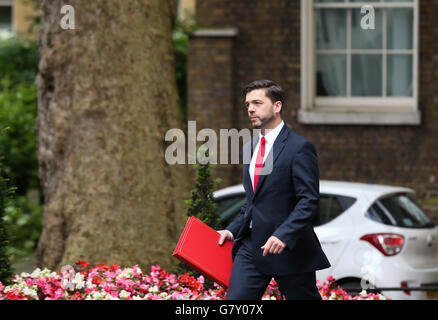 Londra, Gran Bretagna. Il 27 giugno, 2016. Stephen Crabb, Segretario di Stato per il lavoro e le pensioni, arriva per una riunione del gabinetto al 10 di Downing Street a Londra, in Gran Bretagna, 27 giugno 2016. Primo Ministro britannico David Cameron presieduto un armadietto di emergenza incontro di lunedì mattina, dopo la Gran Bretagna aveva votato per lasciare l'Unione europea. Credito: Han Yan/Xinhua/Alamy Live News Foto Stock