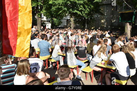 Berlino, Germania. Il 26 giugno, 2016. Per gli appassionati di calcio a guardare l'Euro 2016 quarto di finale di partita di calcio tra Germania e Slovakoa, all'Pratergarten a Berlino, Germania, 26 giugno 2016. Foto: BERND SETTNIK/DPA/Alamy Live News Foto Stock