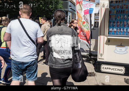 Kingston-upon-Thames, Regno Unito. Il 27 giugno, 2016. Una giovane donna vestita di nero e Jeans Leggings ha segnato un segno in casa sulla sua schiena la lettura "ancora un europeo" come lei cammina attraverso Kingston-upon-Thames shopping center Credito: a Vista/fotografica Alamy Live News Foto Stock