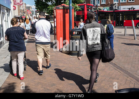 Kingston-upon-Thames, Regno Unito. Il 27 giugno, 2016. Una giovane donna vestita di nero e Jeans Leggings ha segnato un segno in casa sulla sua schiena la lettura "ancora un europeo" come lei cammina attraverso Kingston-upon-Thames shopping center Credito: a Vista/fotografica Alamy Live News Foto Stock