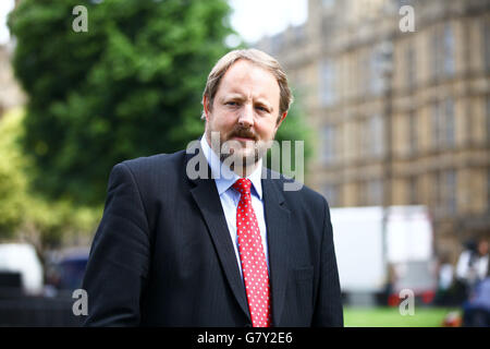 College Green, Londra, Regno Unito 27 Giugno 2016 - Ombra il Ministro della Difesa di Toby Perkins, che ha rassegnato le dimissioni dall'ombra del lavoro armadio. I politici parlare alla stampa il College Green seguenti più di dimissioni da i deputati del partito laburista in passato 24 ore dopo che il pubblico britannico ha votato a lasciare l'UE. Credito: Dinendra Haria/Alamy Live News Foto Stock