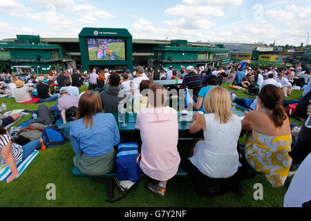 27.06.2016. All England Lawn Tennis e Croquet Club di Londra, Inghilterra. Il torneo di Wimbledon Tennis Championships giorno uno. Gli spettatori su Wimbledon's Aorangi Terrace, comunemente noto come "Henman Hill", la visione di gioco oggi. Foto Stock