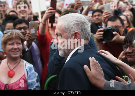 Londra, Regno Unito. Il 27 giugno, 2016. Jeremy Corbyn viene assaliti dai sostenitori fuori le case del parlamento dove ha affrontato migliaia che chiedeva che egli è di mantenere posti di lavoro come leader laburista Credito: Thabo Jaiyesimi/Alamy Live News Foto Stock