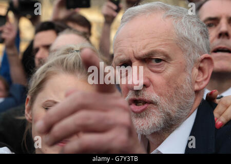 Londra, Regno Unito. Il 27 giugno, 2016. Jeremy Corbyn arriva nella piazza del Parlamento di affrontare migliaia che chiedeva che egli è di mantenere il posto di lavoro come leader laburista Credito: Thabo Jaiyesimi/Alamy Live News Foto Stock