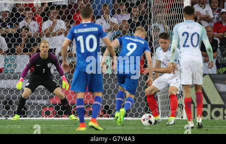 Nizza, Francia. Il 27 giugno, 2016. Tra Inghilterra e Islanda, il campionato europeo di calcio EURO 2016. Kolbeinn Sigthorsson (ISL) beatsn keeper Joe Hart (ITA) al cliente l'obiettivo per 1-2 Credito: Azione Sport Plus/Alamy Live News Foto Stock