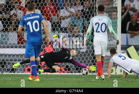 Nizza, Francia. Il 27 giugno, 2016. Tra Inghilterra e Islanda, il campionato europeo di calcio EURO 2016. Kolbeinn Sigthorsson (ISL) beatsn keeper Joe Hart (ITA) al cliente l'obiettivo per 1-2 Credito: Azione Sport Plus/Alamy Live News Foto Stock