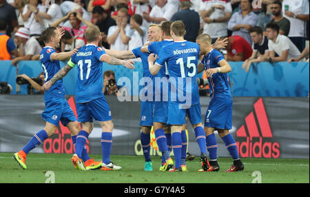 Nizza, Francia. Il 27 giugno, 2016. Tra Inghilterra e Islanda, il campionato europeo di calcio EURO 2016. Kolbeinn Sigthorsson (ISL) beatsn keeper Joe Hart (ITA) al cliente l'obiettivo per 1-2 Credito: Azione Sport Plus/Alamy Live News Foto Stock