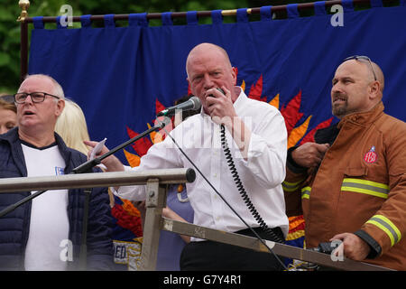 Londra, Regno Unito. Il 27 giugno, 2016. Altoparlante del Matthew D. Wrack è un vigile del fuoco britannico e sindacalista risolve la folla KeepCorbyn protesta contro il colpo di stato e costruire il nostro movimento in Piazza del Parlamento, Londra,UK. Credito: Vedere Li/Alamy Live News Foto Stock