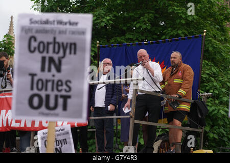 Londra, Regno Unito. Il 27 giugno, 2016. Altoparlante del Matthew D. Wrack è un vigile del fuoco britannico e sindacalista risolve la folla KeepCorbyn protesta contro il colpo di stato e costruire il nostro movimento in Piazza del Parlamento, Londra,UK. Credito: Vedere Li/Alamy Live News Foto Stock