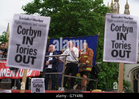 Londra, Regno Unito. Il 27 giugno, 2016. Altoparlante del Matthew D. Wrack è un vigile del fuoco britannico e sindacalista risolve la folla KeepCorbyn protesta contro il colpo di stato e costruire il nostro movimento in Piazza del Parlamento, Londra,UK. Credito: Vedere Li/Alamy Live News Foto Stock