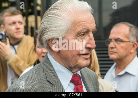 Londra, Regno Unito. Il 27 giugno 2016. Manodopera veterano MP Dennis Skinner al rally di opporsi a un tentativo di colpo di stato di diritto-wing parlamentari laburisti contro Jeremy Corbyn come leader laburista, nonostante il grande mandato che egli ha dal partito come un intero. Corbyn stesso era l'ultimo oratore, promettente egli non dimettersi e se la MPs vigore una leadership elezione si starà ancora. Credito: Peter Marshall / Alamy Live News Foto Stock